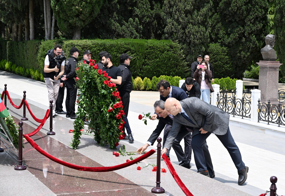 Participants of “Baku Heart Days” 9th International Congress visit grave of National Leader Heydar Aliyev in Alley of Honors