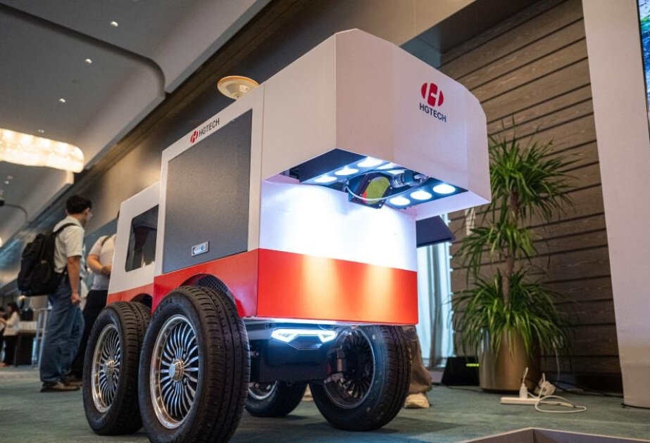 Chinese company unveils smart laser weeding robot