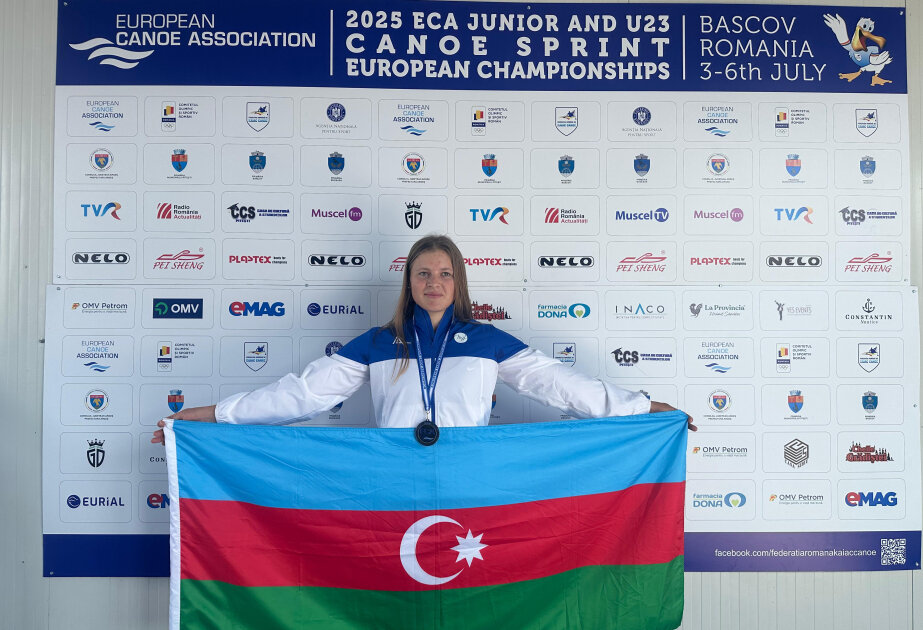 Azerbaijani female rower bags European bronze