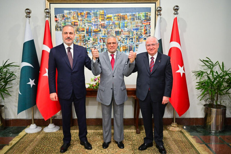 Deputy Prime Minister of Pakistan holds meeting with Foreign and National Defense Ministers of Türkiye in Islamabad
