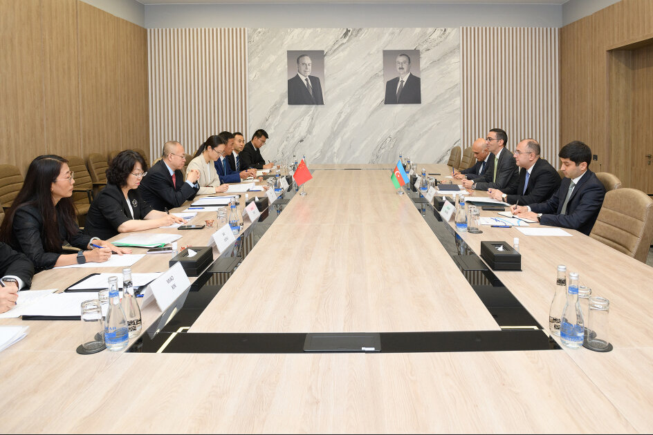Azerbaijani and Chinese civil aviation delegations hold meeting