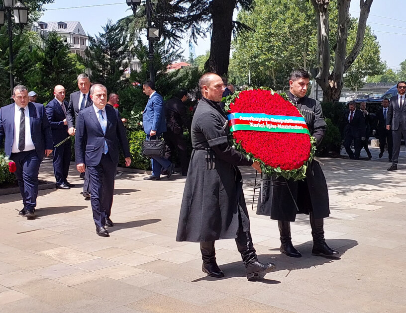 Azerbaijani Foreign Minister visits monument to National Leader Heydar Aliyev in Tbilisi