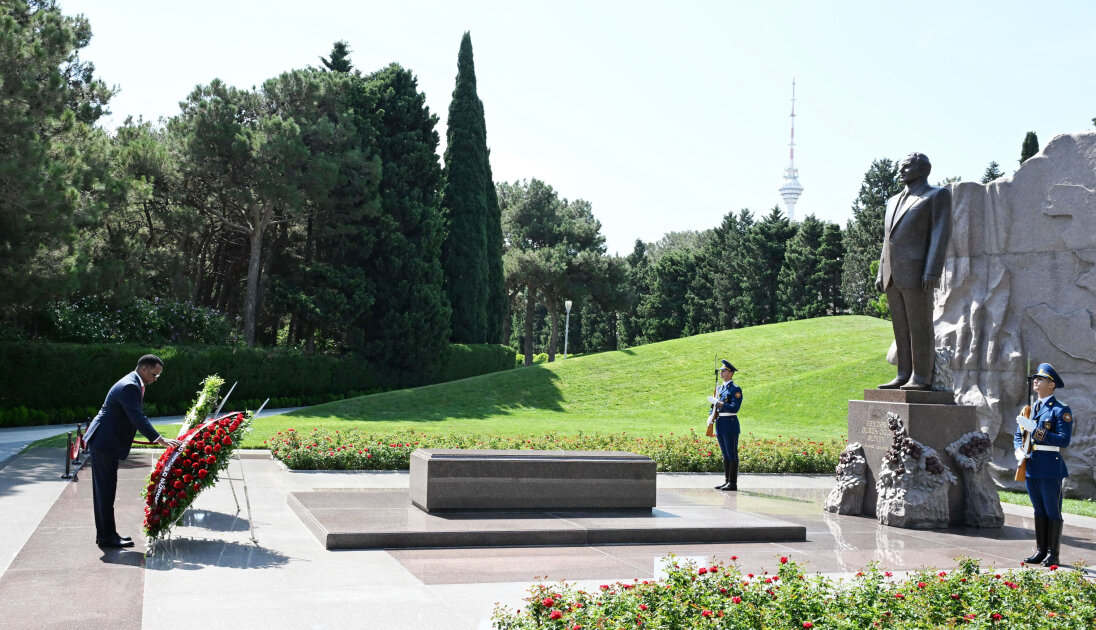 Somalia’s Foreign Minister visits tomb of National Leader Heydar Aliyev and Alley of Martyrs