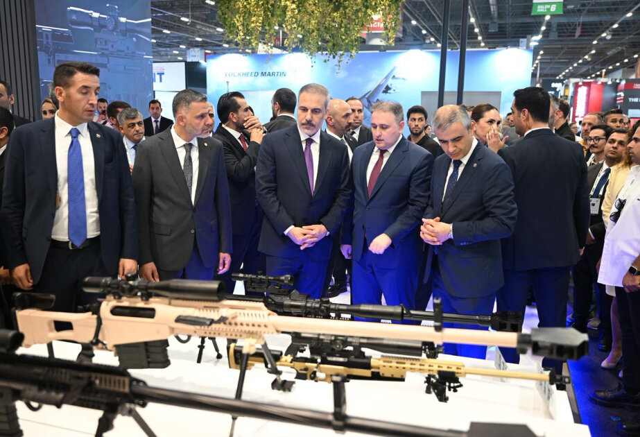 Turkish FM visits Azerbaijani stand at IDEF 2025