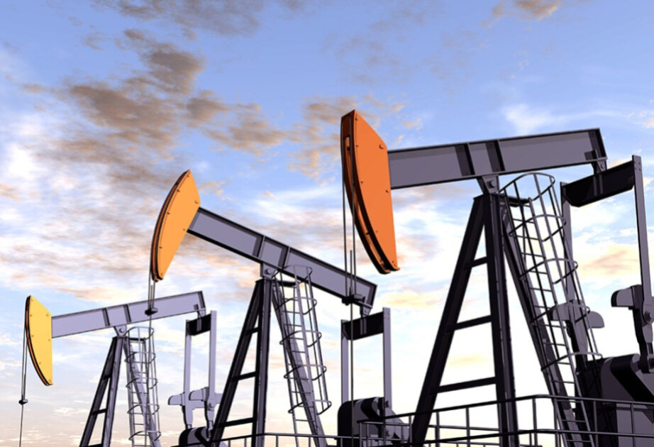 Azerbaijani oil price drops below $70