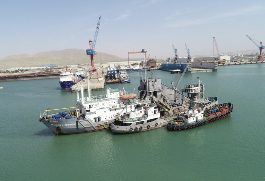 ASCO vessels carry out dredging operations in harbour area of Baku Shipyard