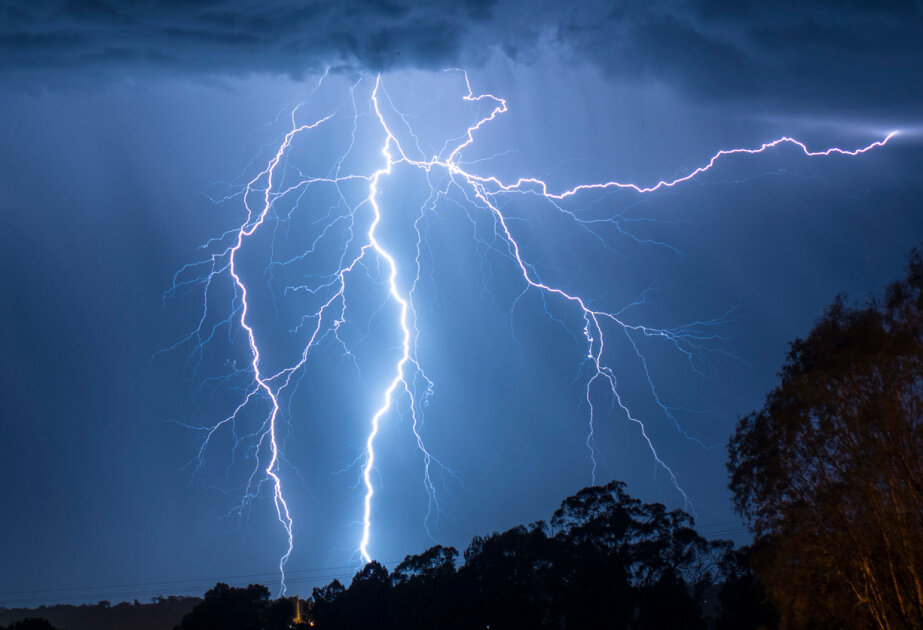 Lightning flash stretching out over 800 km sets new world record