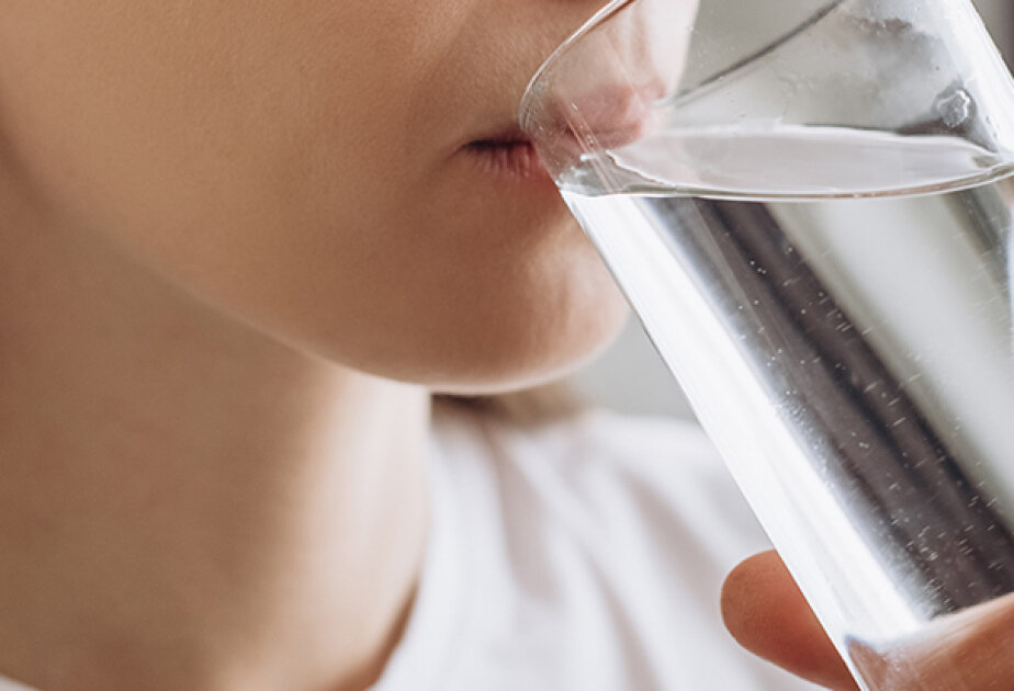 There's a surprisingly easy way to remove microplastics in your drinking water