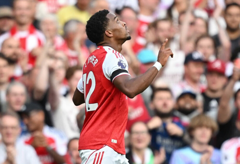 Gyokeres scores twice as Arsenal rout Leeds