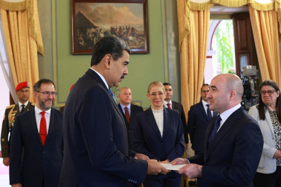 Azerbaijani ambassador presents his credentials to Venezuelan President