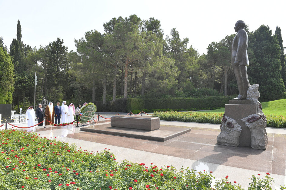 Bahrain’s Secretary-General of Council of Representatives visits tomb of National Leader Heydar Aliyev and Alley of Martyrs