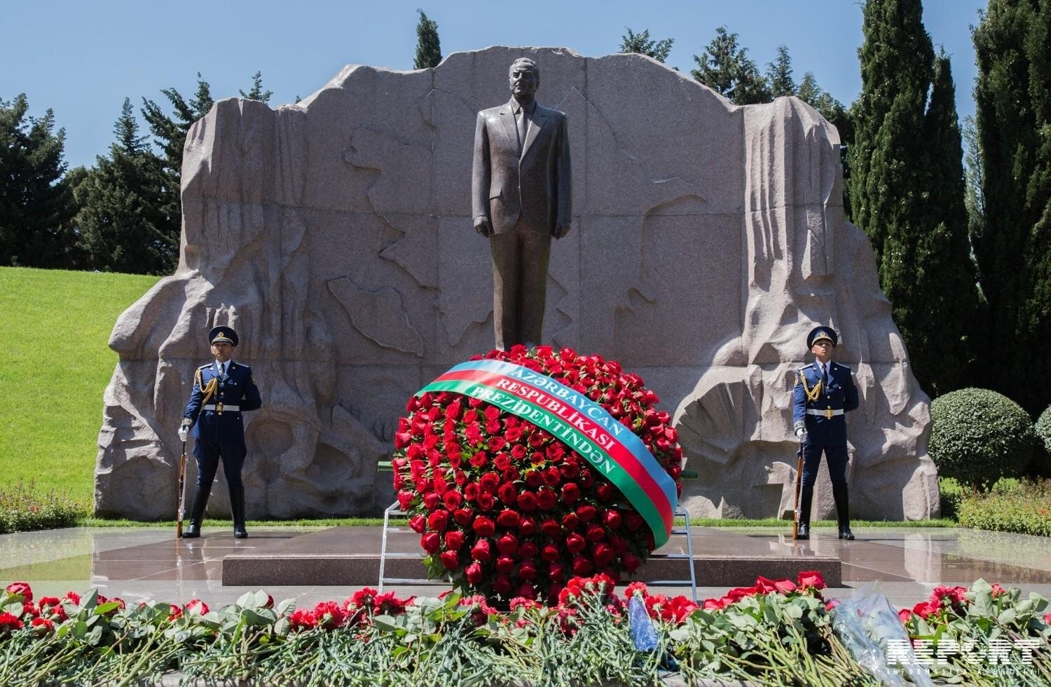 Rwandan President lays wreaths at Heydar Aliyev’s graves