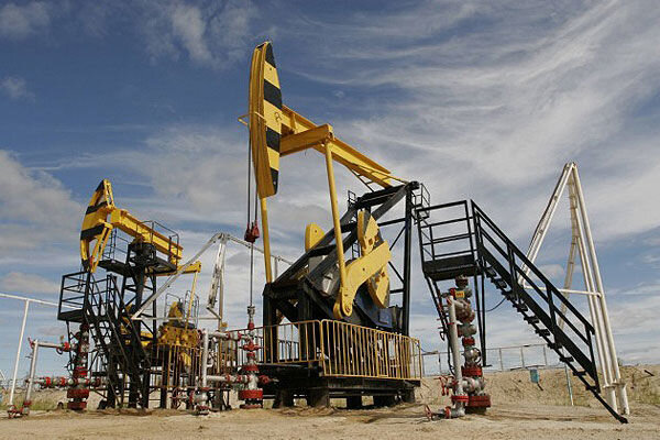 Global oil prices edge lower