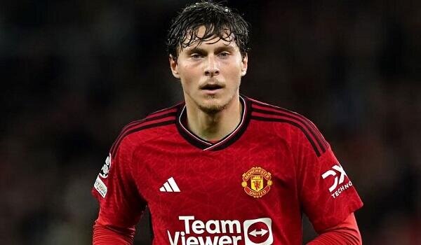 Aston Villa signs Victor Lindelof from Manchester United