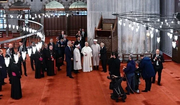 Pope Leo XIV visits Sultan Ahmed Mosque in Turkiye