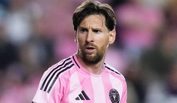 Messi to unveil 21-metre statue of himself on India tour