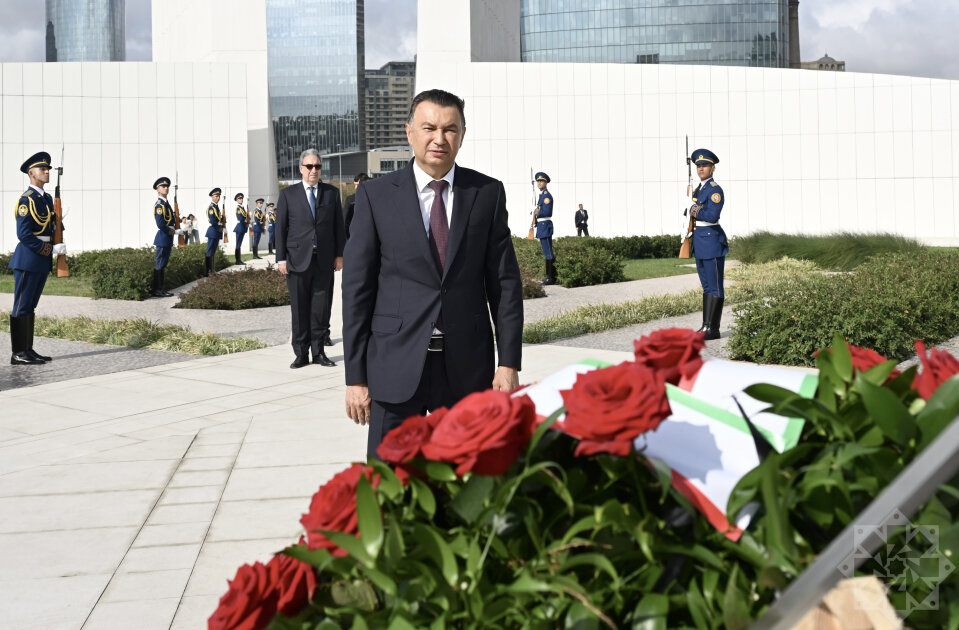 Tajik PM visits Victory Park in Baku