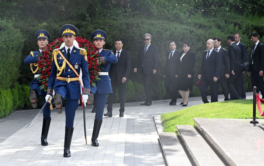Tajik PM pays tribute to Azerbaijan’s National Leader Heydar Aliyev